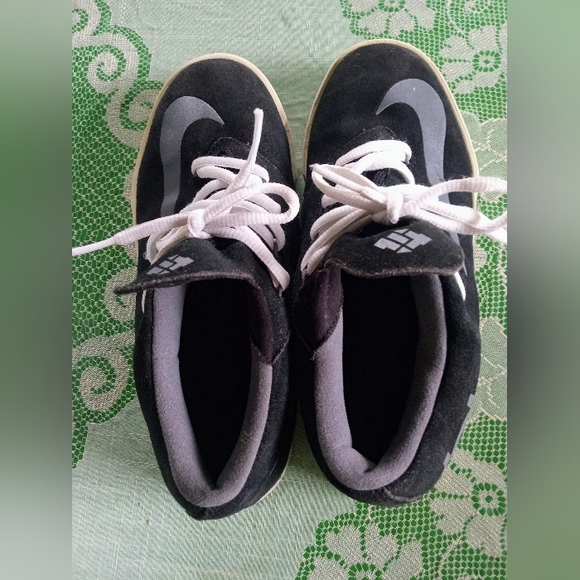 Nike boys shoes. Size 4.5 Y - Picture 3 of 7